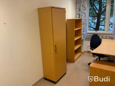 Skrivbord, elektriskt höj- och sänkbart, Hurts, klädSkåp och bokhylla och kontorsstol - Rum 3058