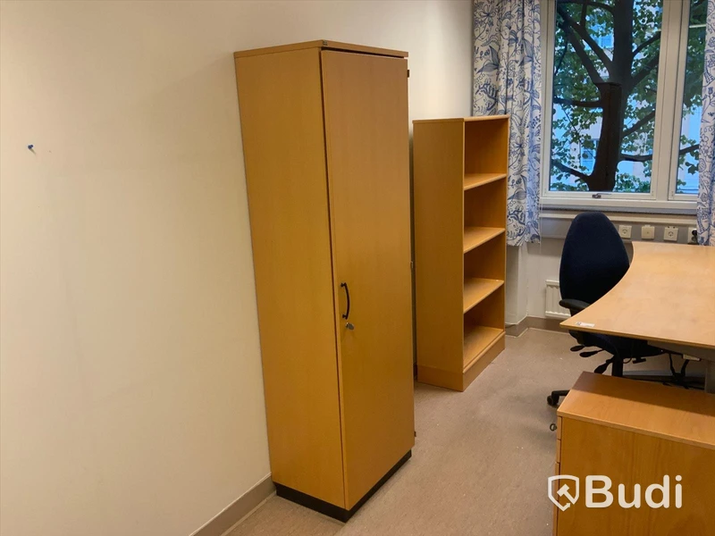 Skrivbord, elektriskt höj- och sänkbart, Hurts, klädSkåp och bokhylla och kontorsstol - Rum 3058