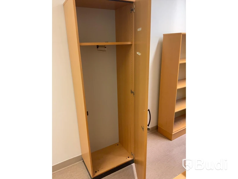 Skrivbord, elektriskt höj- och sänkbart, Hurts, klädSkåp och bokhylla och kontorsstol - Rum 3058
