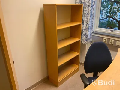 Skrivbord, elektriskt höj- och sänkbart, Hurts, klädSkåp och bokhylla och kontorsstol - Rum 3058
