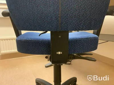 Skrivbord, elektriskt höj- och sänkbart, Hurts, klädSkåp och bokhylla och kontorsstol - Rum 3058