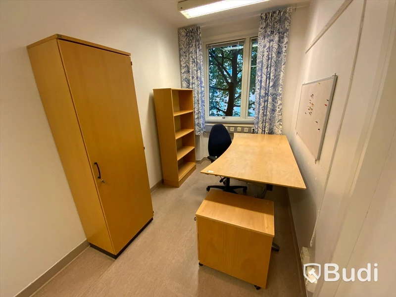 Skrivbord, elektriskt höj- och sänkbart, Hurts, klädSkåp och bokhylla och kontorsstol - Rum 3058