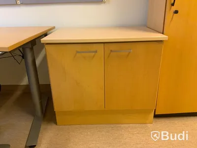 Skrivbord, elektriskt höj- och sänkbart Inklusive hurts, kontorsstol, klädskåp, hyllor och skåp - Rum 3106