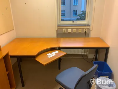 Skrivbord, klädskåp, bokhylla med skjutdörrar 2st och kontorsstol - Rum 3053