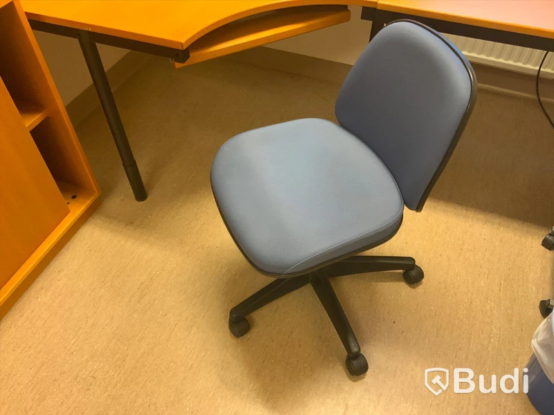Skrivbord, klädskåp, bokhylla med skjutdörrar 2st och kontorsstol - Rum 3053