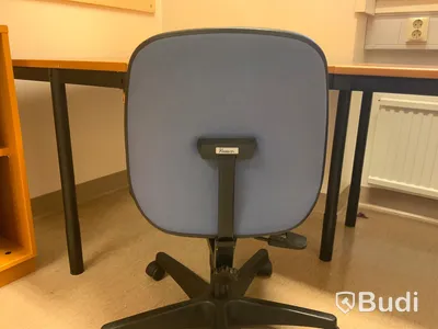 Skrivbord, klädskåp, bokhylla med skjutdörrar 2st och kontorsstol - Rum 3053