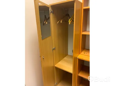 Skrivbord, klädskåp, bokhylla med skjutdörrar 2st och kontorsstol - Rum 3053