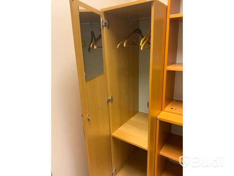 Skrivbord, klädskåp, bokhylla med skjutdörrar 2st och kontorsstol - Rum 3053
