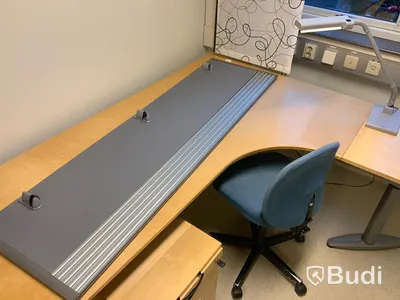 Skrivbord, elektriskt höj- och sänkbart, Kontorsstol, skrivbordsskärm, hurts och skrivbordslampa Ledu  - Rum 3050