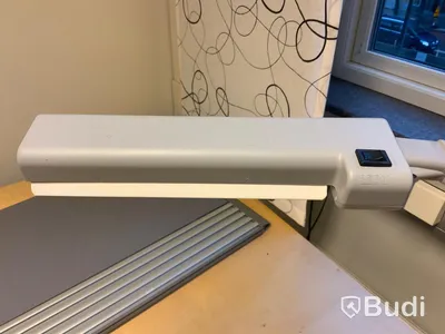 Skrivbord, elektriskt höj- och sänkbart, Kontorsstol, skrivbordsskärm, hurts och skrivbordslampa Ledu  - Rum 3050