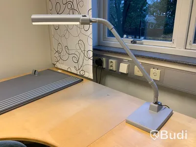 Skrivbord, elektriskt höj- och sänkbart, Kontorsstol, skrivbordsskärm, hurts och skrivbordslampa Ledu  - Rum 3050