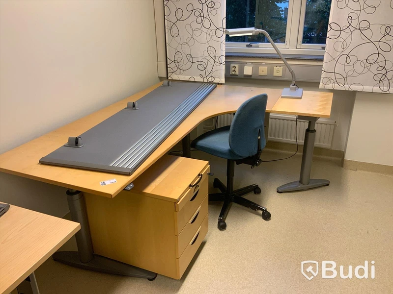 Skrivbord, elektriskt höj- och sänkbart, Kontorsstol, skrivbordsskärm, hurts och skrivbordslampa Ledu  - Rum 3050