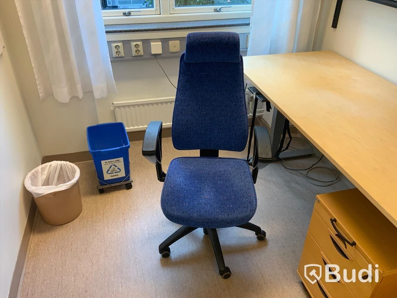 Skrivbord, elektriskt höj- och sänkbart inkl. Kontorsstol, sidobord och hurts  - Rum 3048