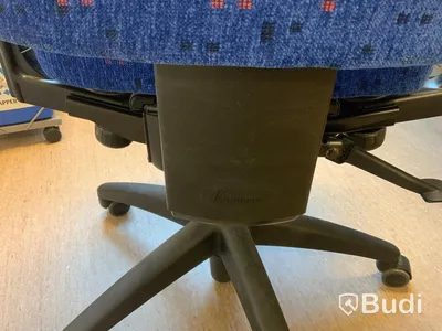 Skrivbord, elektriskt höj- och sänkbart inkl. Kontorsstol, sidobord och hurts  - Rum 3048