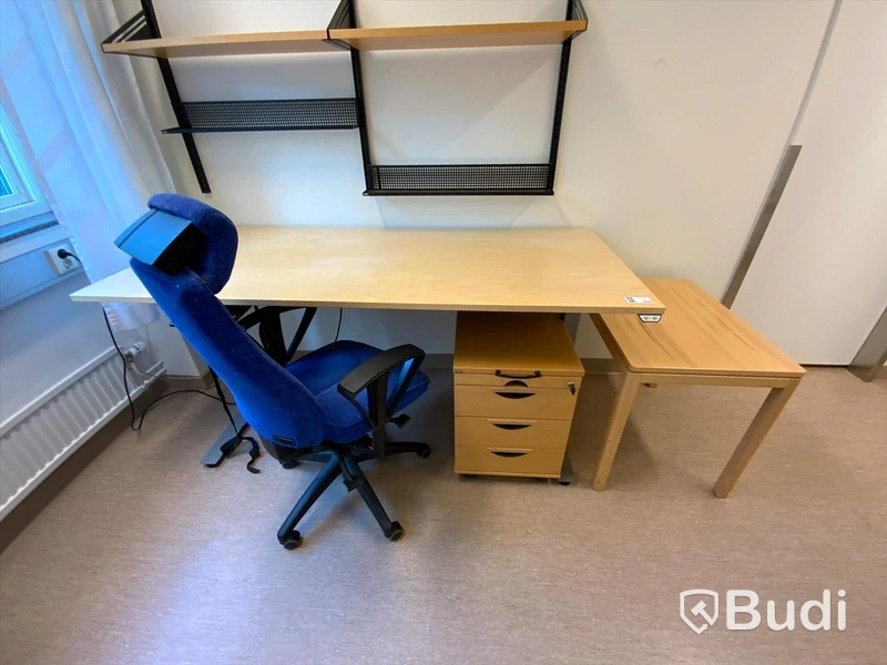Skrivbord, elektriskt höj- och sänkbart inkl. Kontorsstol, sidobord och hurts  - Rum 3048