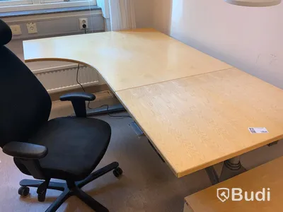 Skrivbord, elektriskt höj- och sänkbart, kontorsstol, bordslampa, Hurts, Bokhylla 2st - Rum 3027