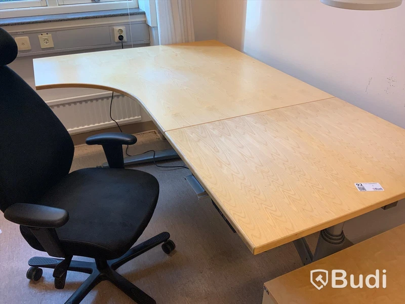 Skrivbord, elektriskt höj- och sänkbart, kontorsstol, bordslampa, Hurts, Bokhylla 2st - Rum 3027