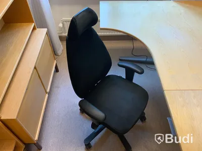 Skrivbord, elektriskt höj- och sänkbart, kontorsstol, bordslampa, Hurts, Bokhylla 2st - Rum 3027