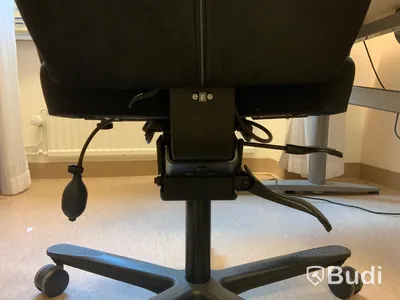 Skrivbord, elektriskt höj- och sänkbart, kontorsstol, bordslampa, Hurts, Bokhylla 2st - Rum 3027