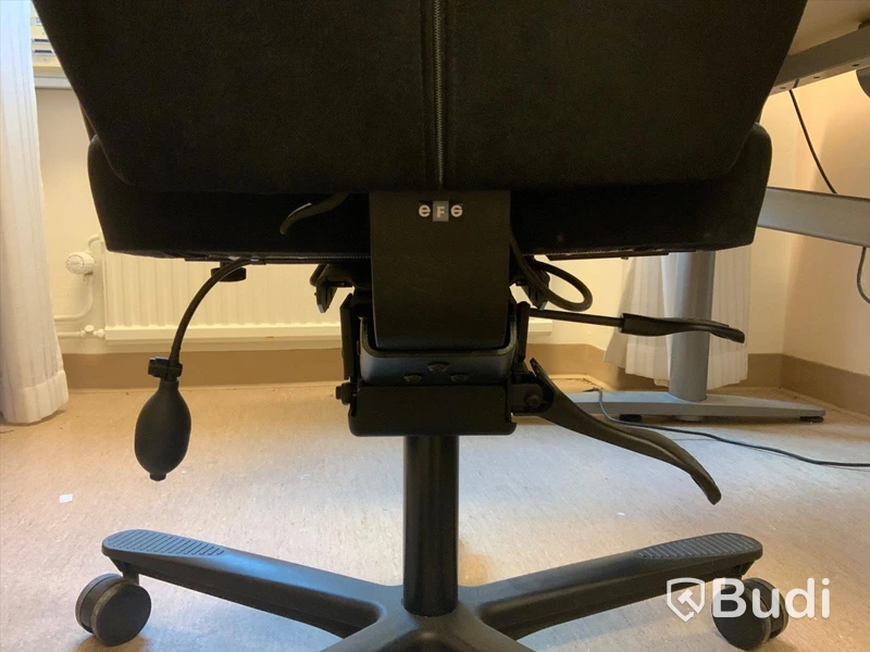 Skrivbord, elektriskt höj- och sänkbart, kontorsstol, bordslampa, Hurts, Bokhylla 2st - Rum 3027