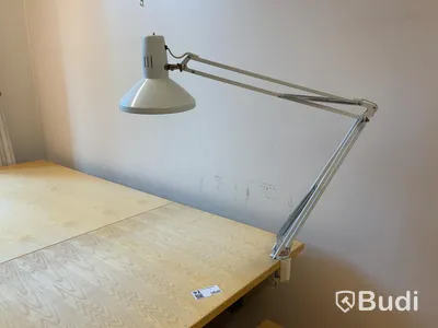 Skrivbord, elektriskt höj- och sänkbart, kontorsstol, bordslampa, Hurts, Bokhylla 2st - Rum 3027