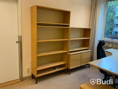 Skrivbord, elektriskt höj- och sänkbart, kontorsstol, bordslampa, Hurts, Bokhylla 2st - Rum 3027