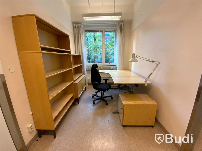 Skrivbord, elektriskt höj- och sänkbart, kontorsstol, bordslampa, Hurts, Bokhylla 2st - Rum 3027
