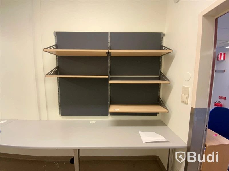 Vägghylla 2sektioner, hyllplan 5st - Rum 3023