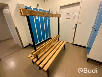 Omklädningsrumsskåp inklusive dubbel sittbänk med hängare  - Rum 3028