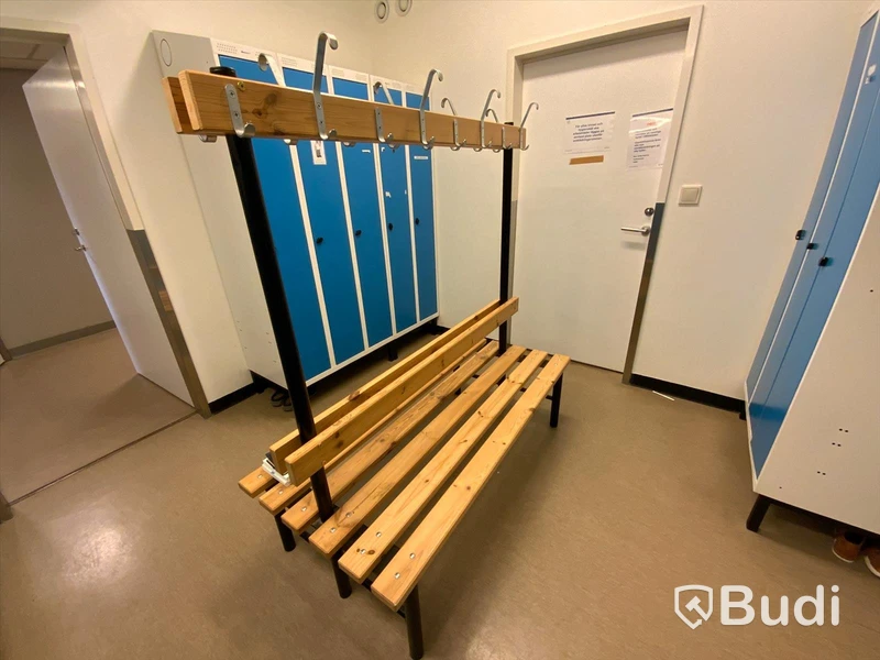 Omklädningsrumsskåp inklusive dubbel sittbänk med hängare  - Rum 3028