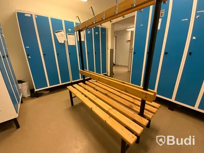 Omklädningsrumsskåp inklusive dubbel sittbänk med hängare  - Rum 3028