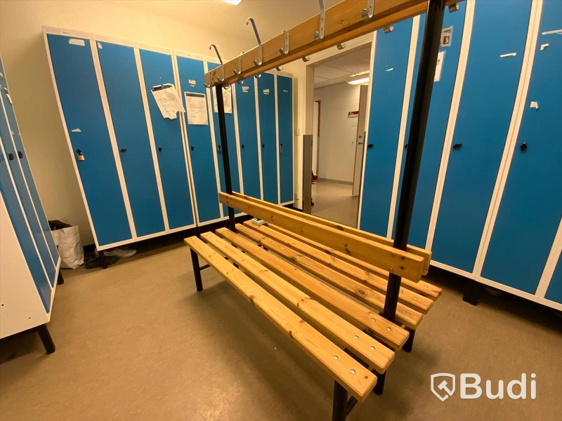 Omklädningsrumsskåp inklusive dubbel sittbänk med hängare  - Rum 3028