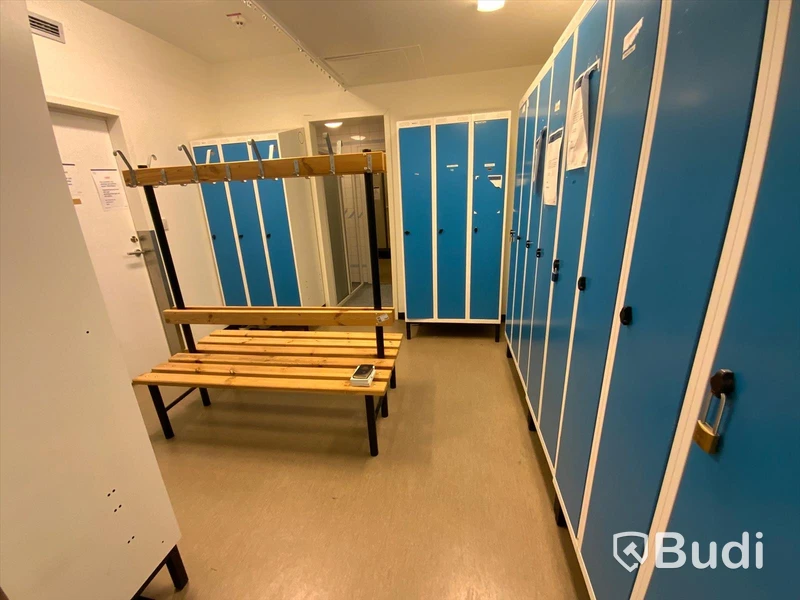 Omklädningsrumsskåp inklusive dubbel sittbänk med hängare  - Rum 3028