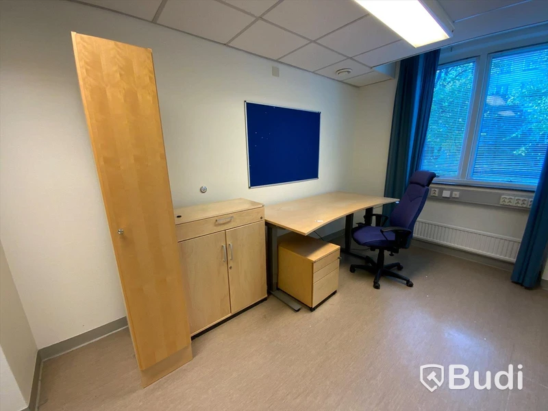 Skrivbord, elektriskt höj- och sänkbart Inklusive hurts, kontorsstol, klädskåp, skåp och anslagstavlan - Rum 3015A
