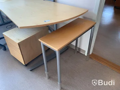 Skrivbord, elektriskt höj- och sänkbart Inklusive hurts, kontorsstol, klädskåp, sidobord, vägghyllor, whiteboard - Rum 3014