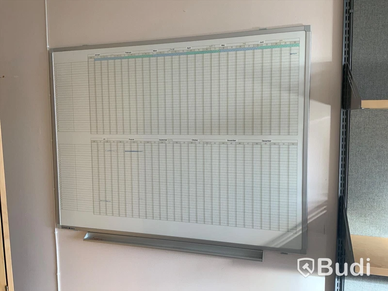 Skrivbord, elektriskt höj- och sänkbart Inklusive hurts, kontorsstol, klädskåp, sidobord, vägghyllor, whiteboard - Rum 3014