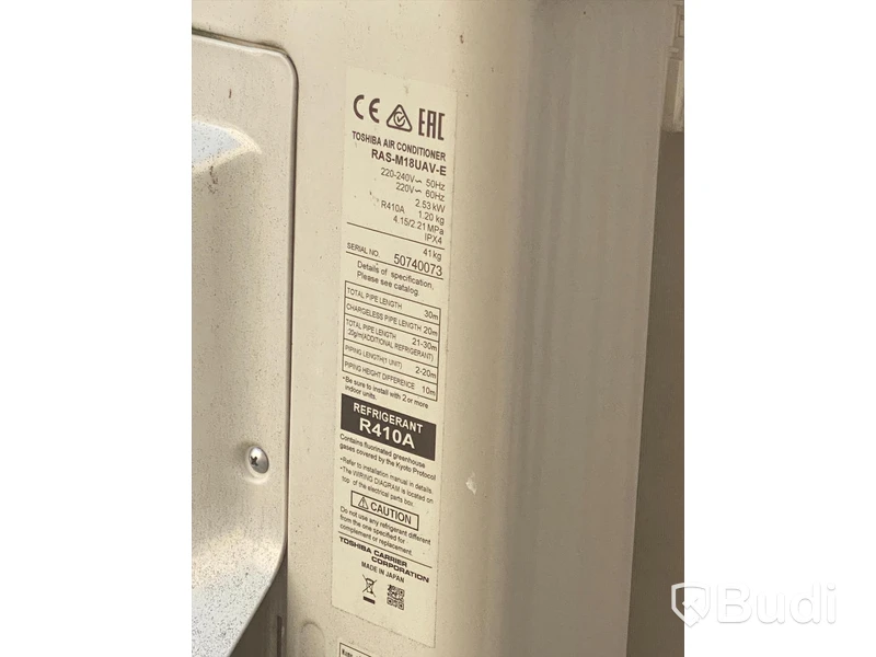 Toshiba AC med en utedel och 2 st innedelar, 1st fjärr. Utedel RAS-M18UAV-E