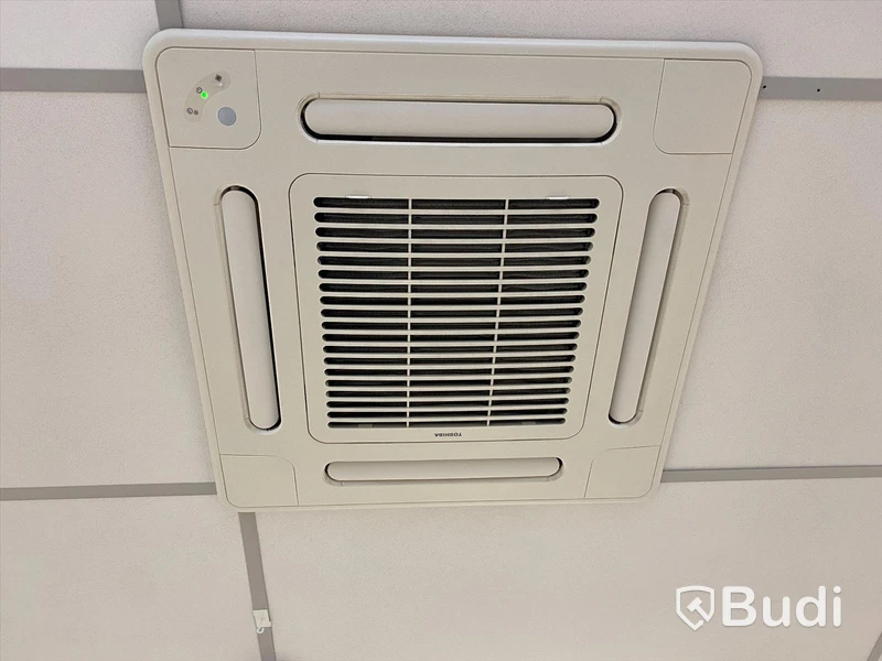 Toshiba AC med en utedel och 2 st innedelar, 1st fjärr. Utedel RAS-M18UAV-E