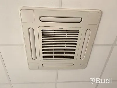 Toshiba AC med en utedel och 2 st innedelar, 1st fjärr. Utedel RAS-M18UAV-E