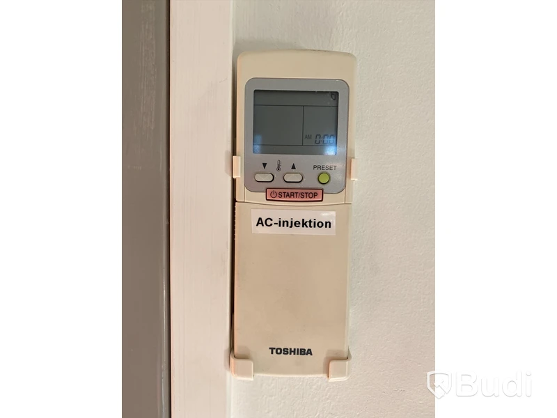 Toshiba AC med en utedel och 2 st innedelar, 1st fjärr. Utedel RAS-M18UAV-E