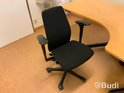 Höj & sänkbart skrivbord ink kontorsstol - Rum 1015