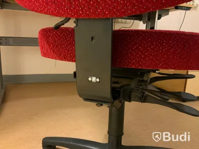 Höj & sänkbart skrivbord ink kontorsstol och hurts - Rum 1047
