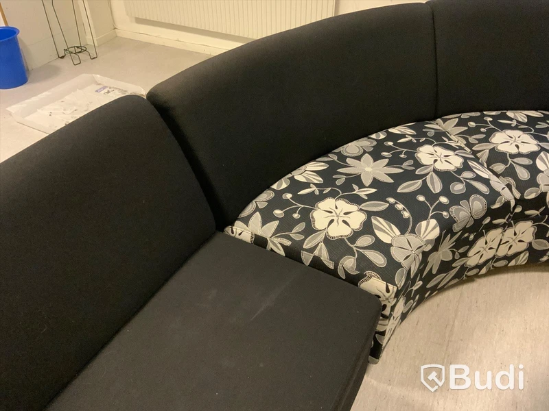 Hörnsoffa inklusive bord och golvlampa  - våning 6
