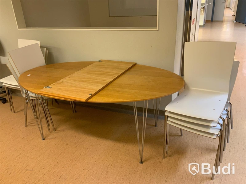 Matbord med iläggsskiva inklusive 10st stolar  - våning 5