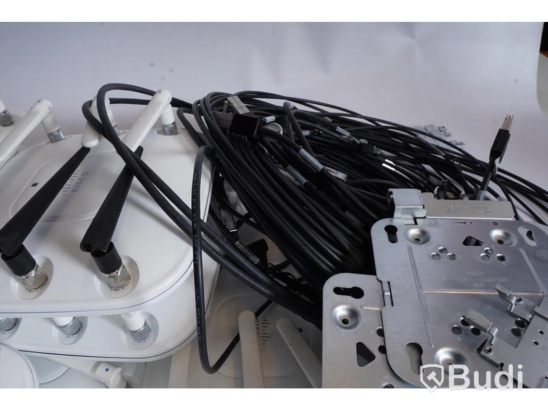 Cisco trådlöst nätverkssystem Huvudenhet Cisco 5550 Wireless Controller 5508 med 60 st licenser, 33st Cisco Air-LAP1262N-E-K9 820.11n samt 10st AIR-CAP1602I-E-K9 ink div kablage och fästplattor