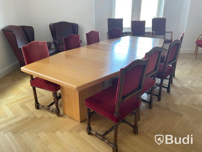 Konferensbord och 8st stolar