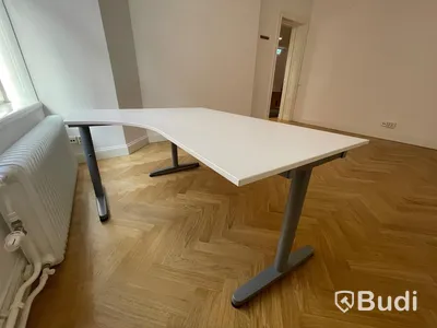 Svängbart skrivbord och bokhylla