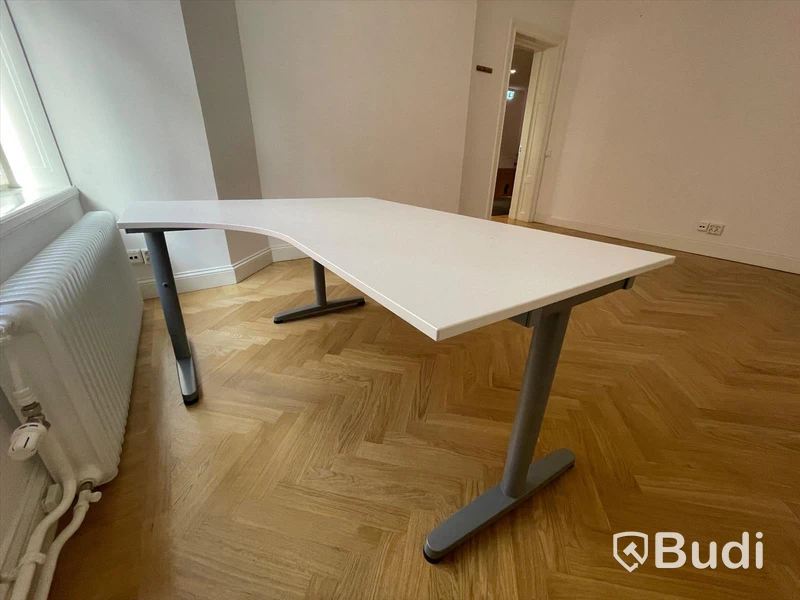 Svängbart skrivbord och bokhylla