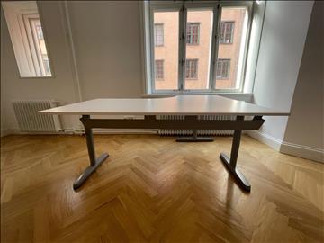 Svängbart skrivbord och bokhylla 