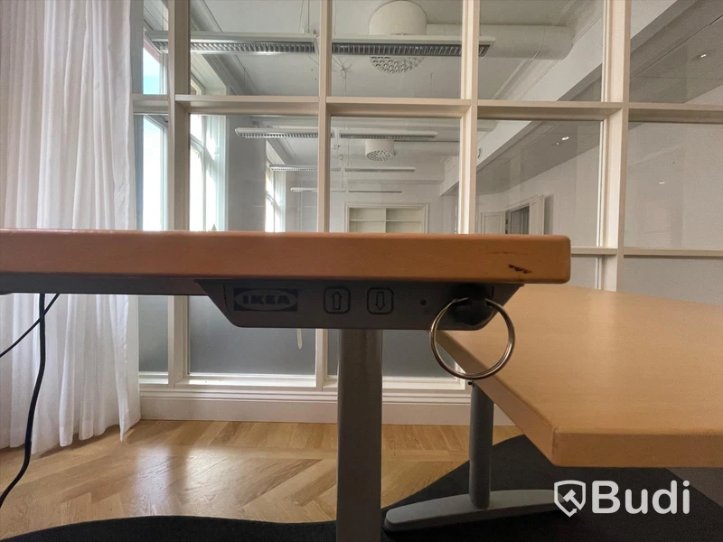 3st Hyllor, höj-och sänkbart skrivbord, sidobord och matta